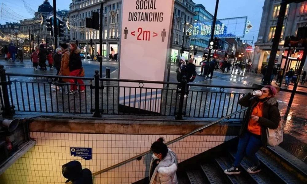 Βρετανία: Πιθανή η χρήση μάσκας και τον επόμενο χειμώνα